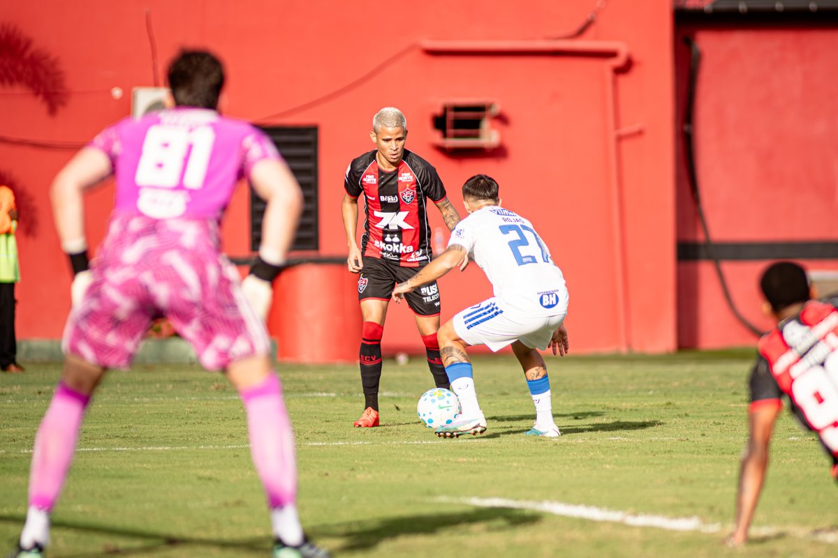 Vitória sai na frente, sofre virada do Cruzeiro e perde no Barradão