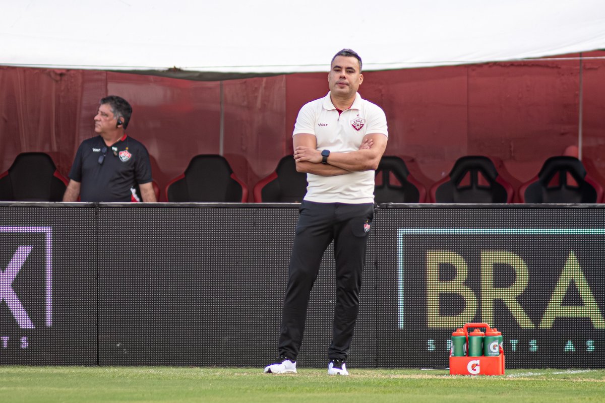 Jair Ventura admite queda de rendimento do Vitória e cobra reação: "não pode ser tão distinto"