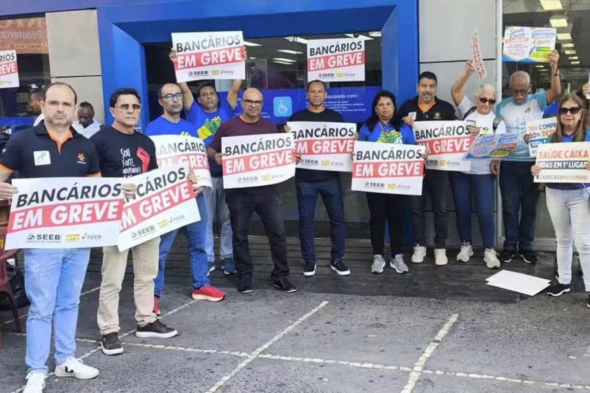 Funcionários da Caixa avaliam proposta para encerrar greve nesta segunda-feira (21)