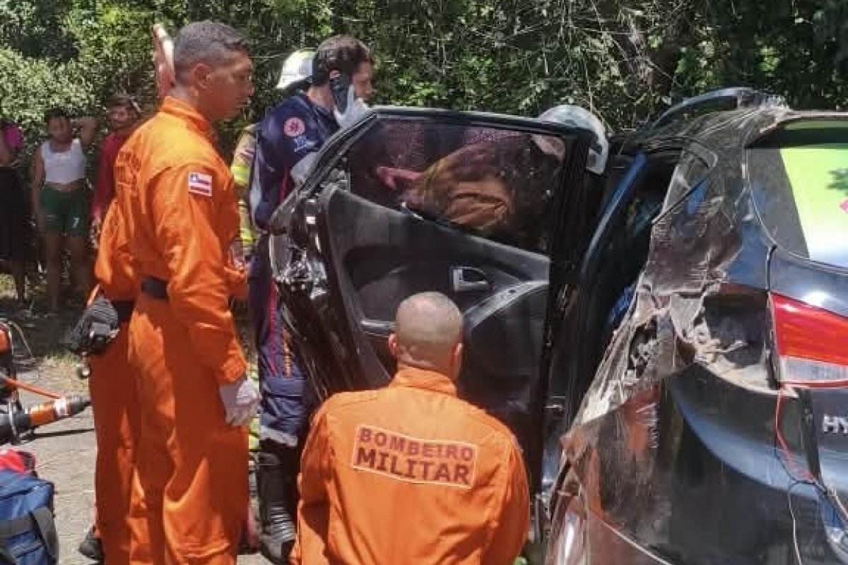 Bombeiros resgatam vítima presa às ferragens após acidente de carro em Camaçari