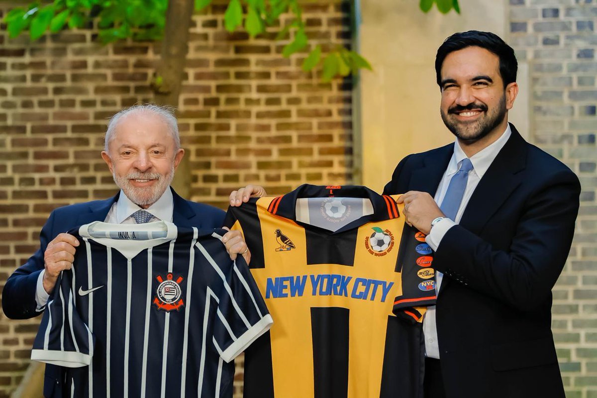 Lula entrega camisa do Corinthians para prefeito de Nova York em encontro