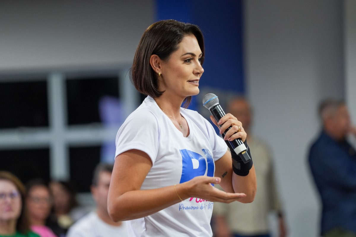 Michelle Bolsonaro é internada após crise de enxaqueca; não há previsão de alta