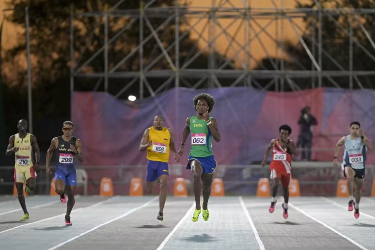 Alison dos Santos quebra recorde dos Jogos Sul-Americanos nos 400m