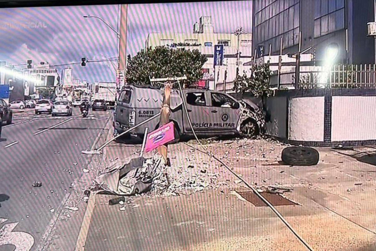Viatura da PM fica destruída após colidir em poste no bairro da Pituba 