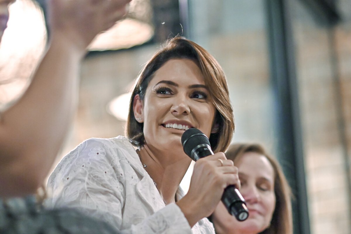 Michelle Bolsonaro recebe alta hospitalar após crise de enxaqueca