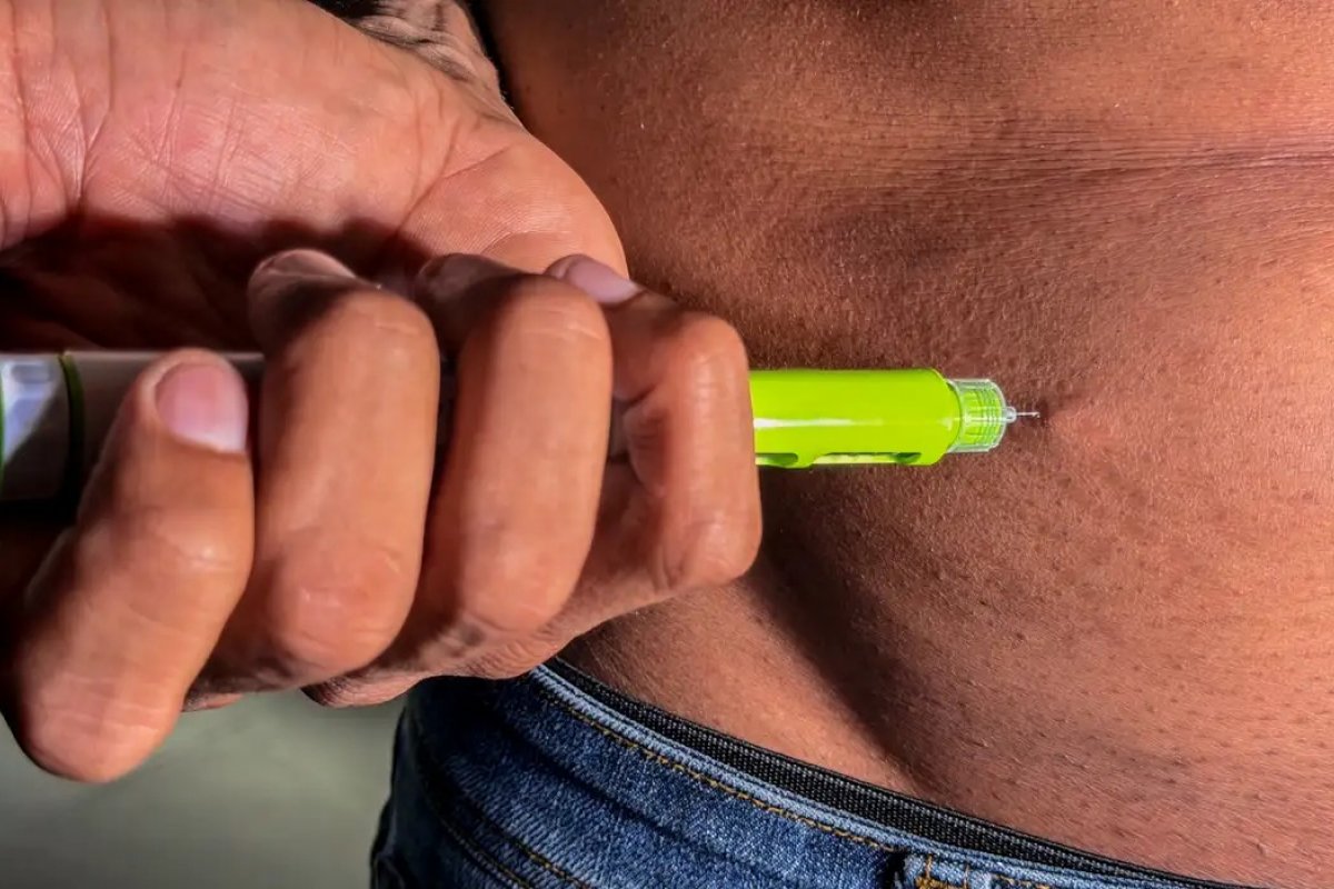 Anvisa alerta para risco de contaminação em preparo caseiro de caneta emagrecedora ilegal