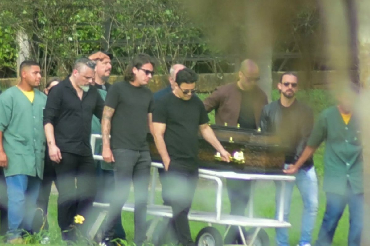 Renner ajuda a carregar caixão de Rick durante despedida no interior de São Paulo