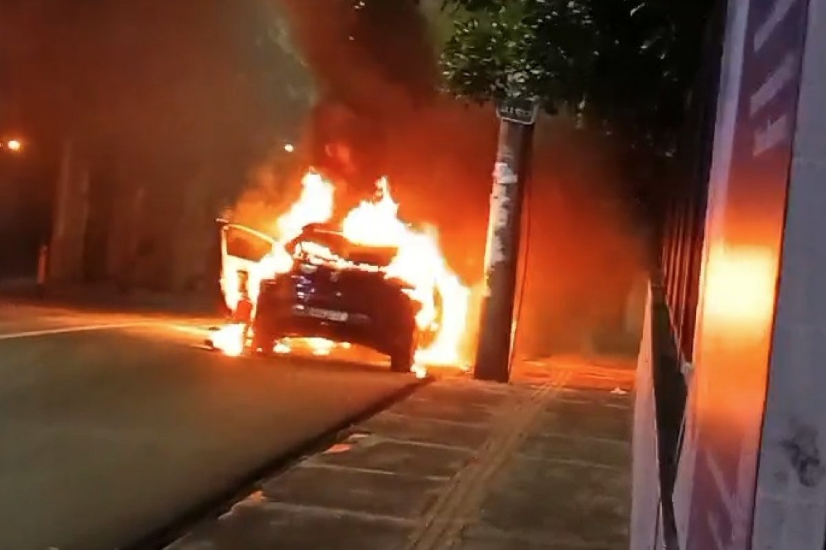 Vídeo: Carro pega fogo em Brotas na noite desta quinta-feira (24)