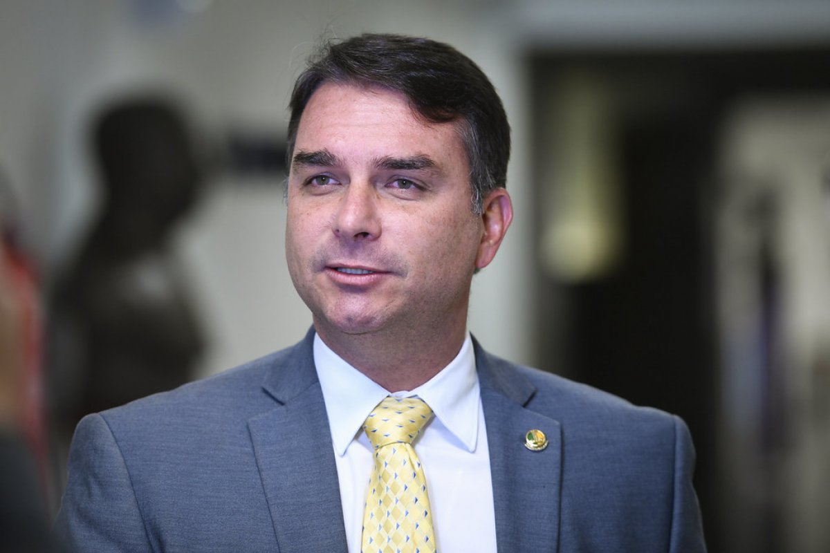 Vídeo: supeita de que Flávio Bolsonaro foi funcionário fantasma da Câmara dos Deputados volta a repercutir na internet