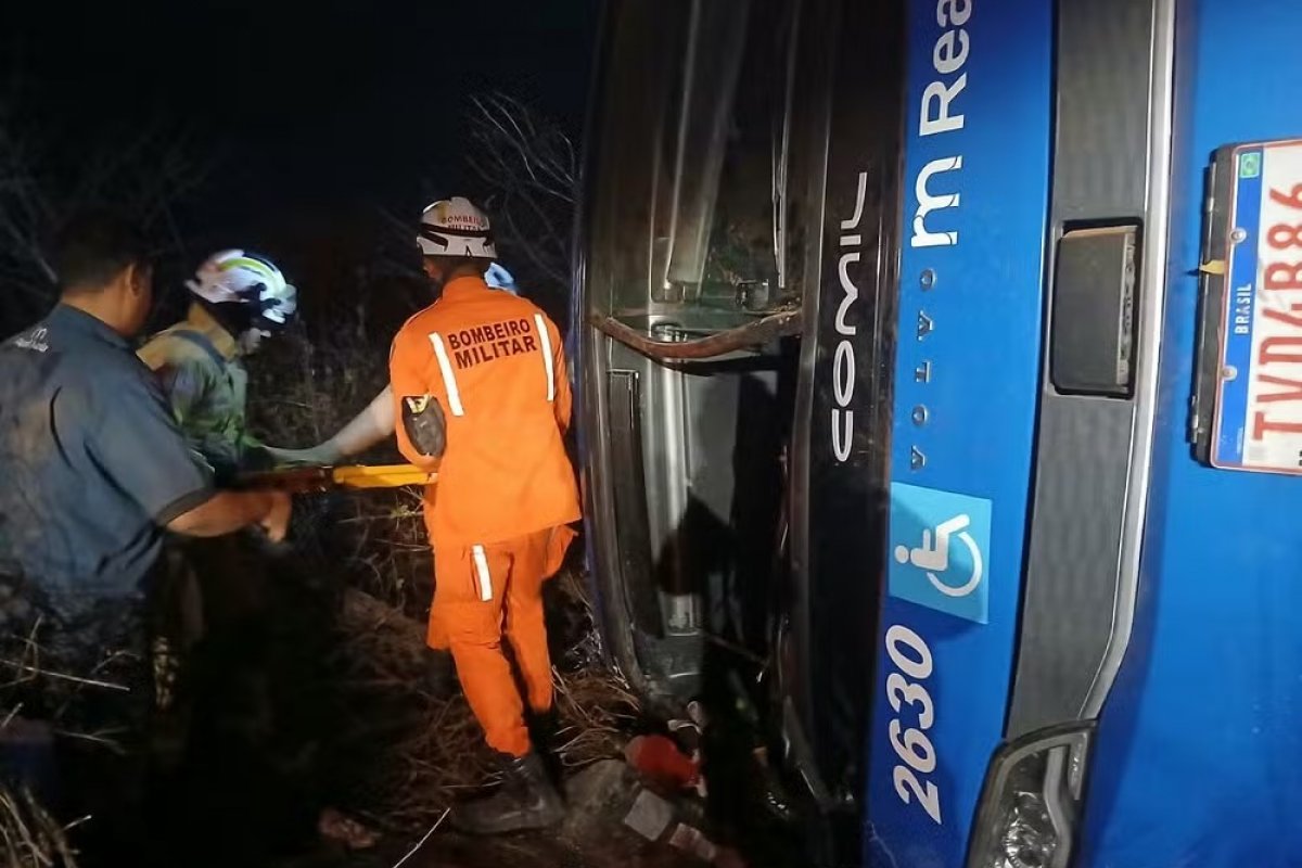 Acidente com ônibus deixa sete mortos e 13 feridos na BA-122; soldado da PM está entre as vítimas