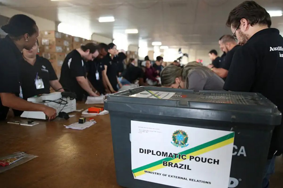 Quase 1 milhão de brasileiros no exterior poderão votar nas eleições