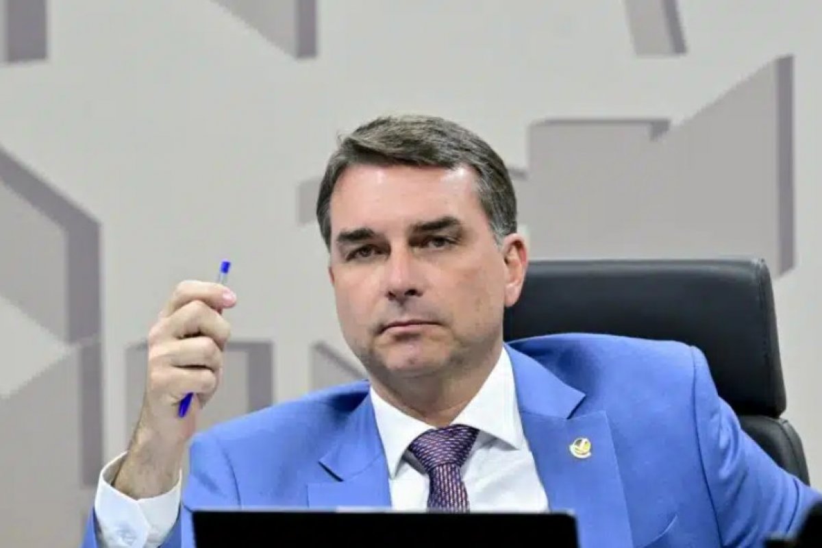 Flávio Bolsonaro pede prisão de servidor do Planalto por episódio de Nossa Senhora Aparecida 