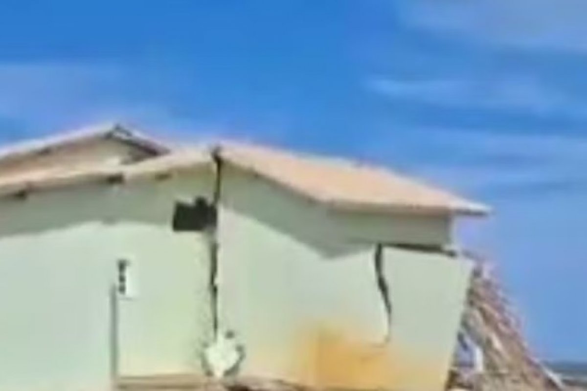 VÍDEO: Estrutura de casa desmorona com avanço da maré na Praia do Saco, em Sergipe