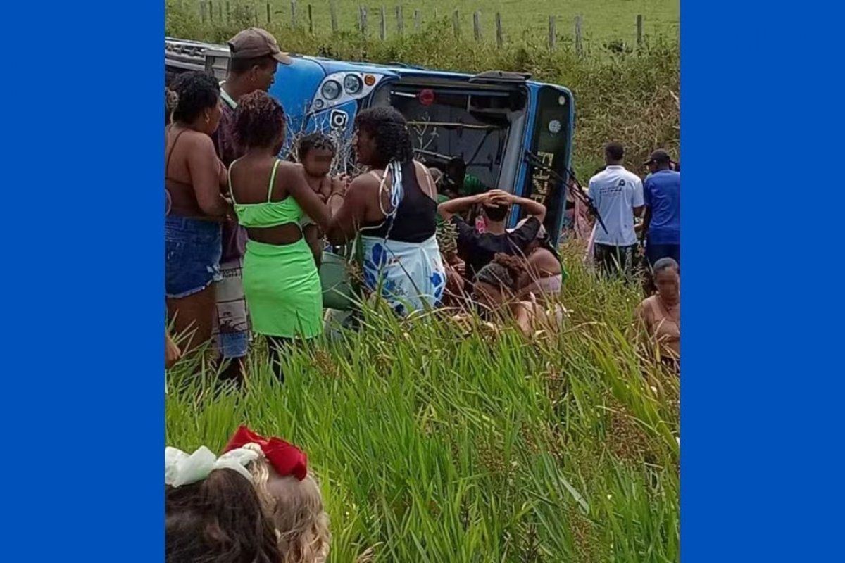 Ônibus tomba e deixa ao menos 25 feridos no sul da Bahia