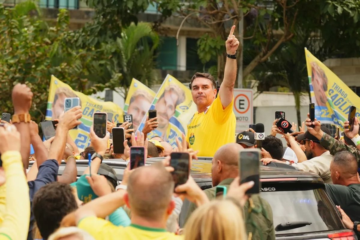 Flávio Bolsonaro acusa CNBB de participar da divulgação de fake news sobre Nossa Senhora Aparecida 