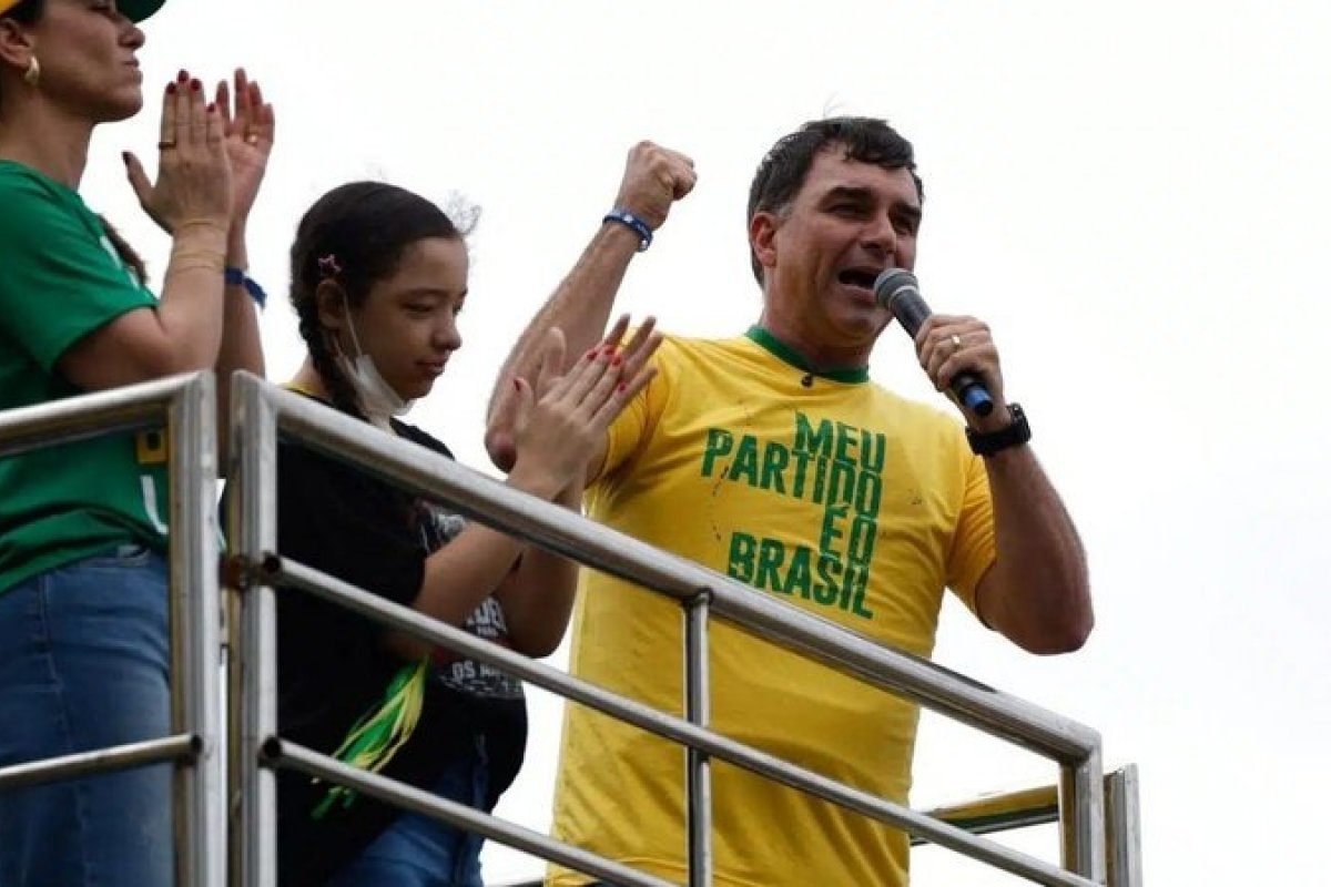 Vídeo: 'Tentativa de homicídio': Flávio Bolsonaro reage a ovos jogados em sua carreata