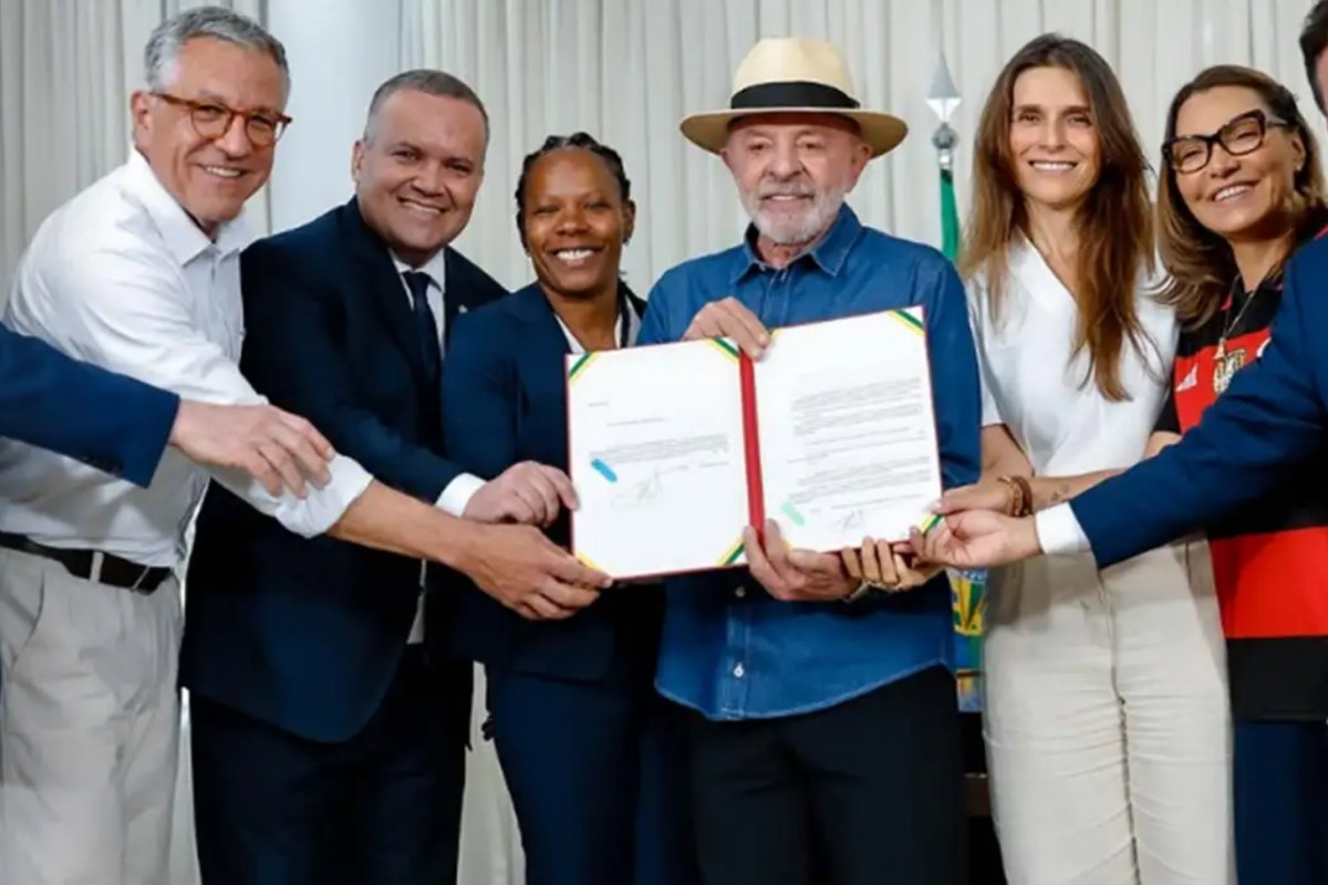 Lula sanciona lei com medidas para profissionalização do futebol feminino