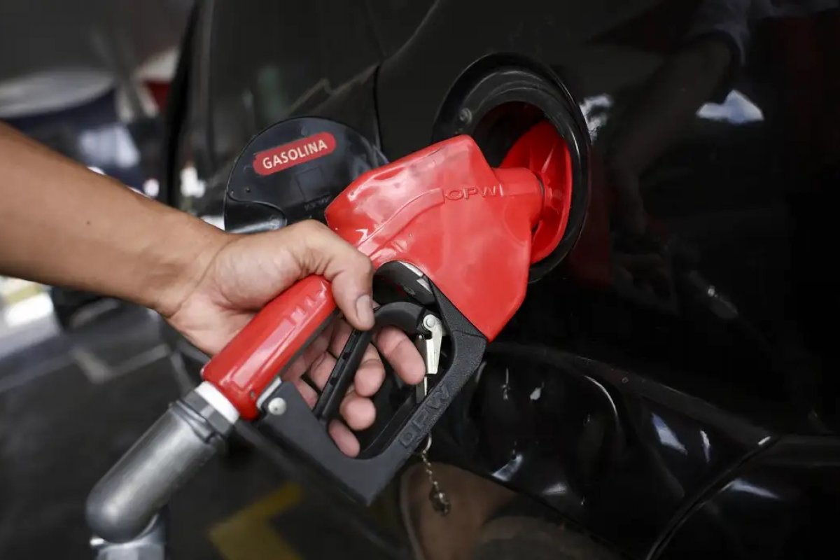 Governo eleva para R$ 500 mi multa máxima por preço abusivo do combustível