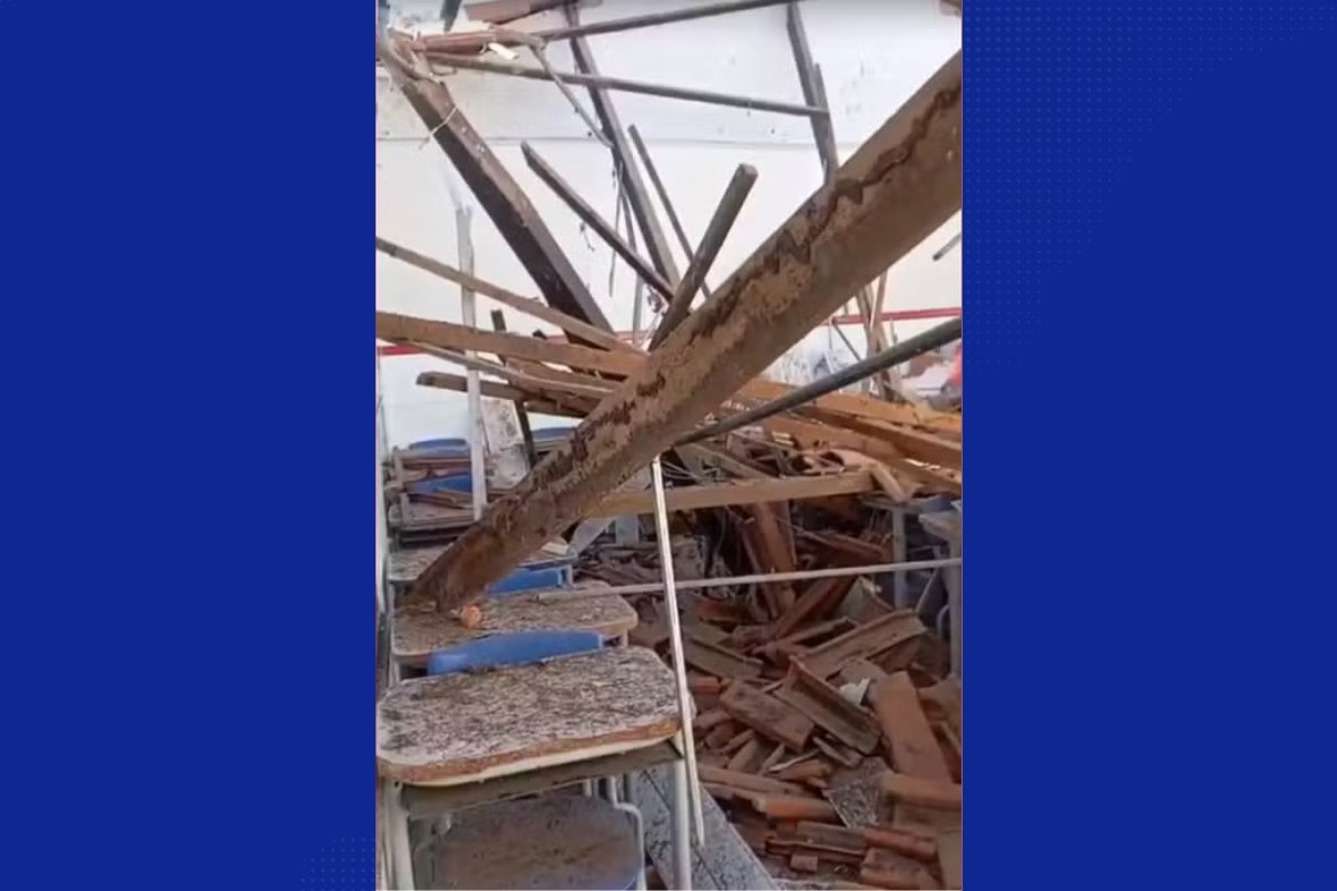 Teto de sala de aula desaba em colégio estadual no interior da Bahia