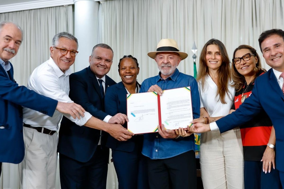 Lula sanciona lei que estabelece diretrizes para o futebol feminino no Brasil