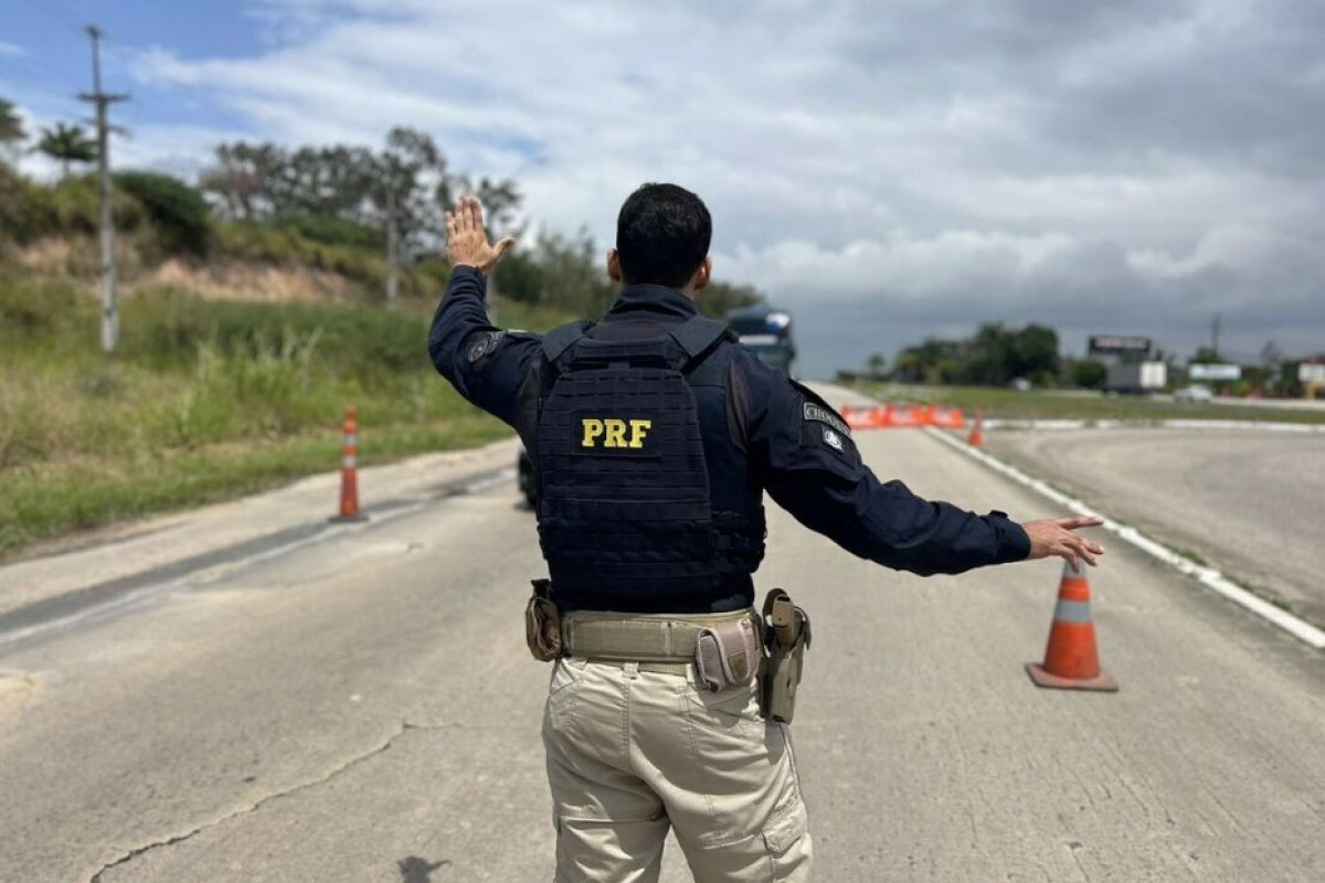 PRF bloqueia via para veículos de grande porte durante as eleições