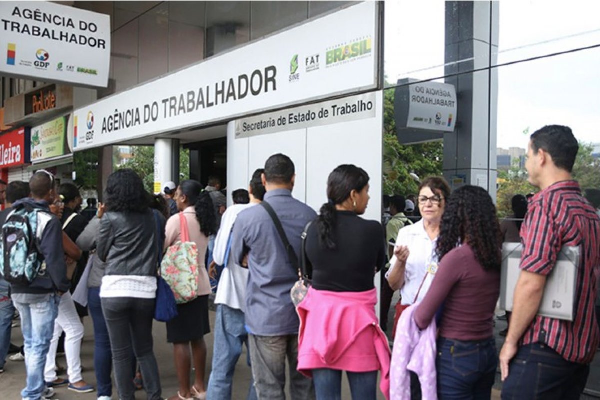Mercado de trabalho aquecido confronta com inadimplência recorde, aponta IBGE 