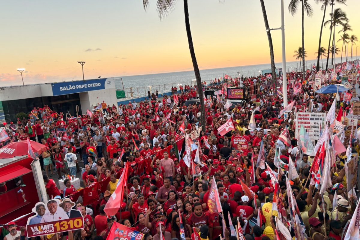 Vídeo: Apoiadores se concentram em Ondina para último ato de Lula em Salvador antes do 1º turno