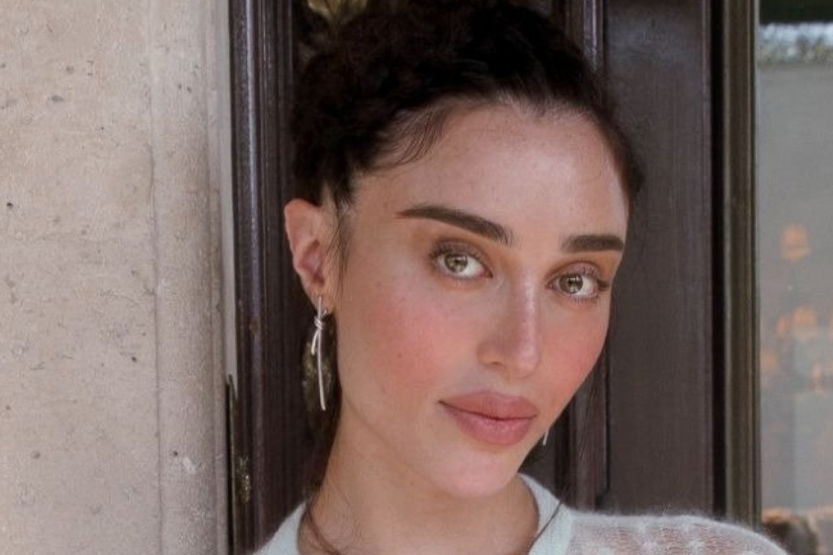 Elisa Zarzur é convidada da Dior e usa full look da passarela SS27 escolhido por Jonathan Anderson! 