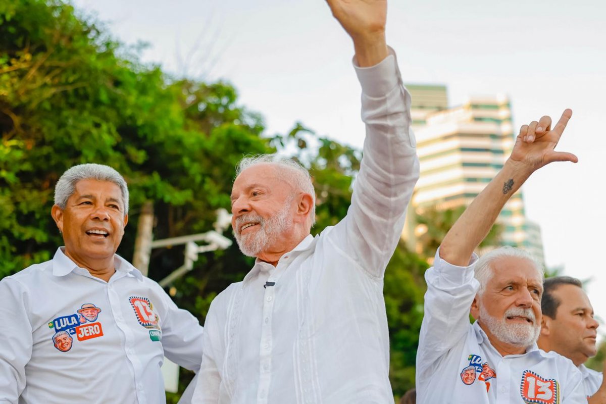Vídeo: "Ninguém fica velho se tiver uma causa para lutar", diz Lula durante caminhada em Salvador