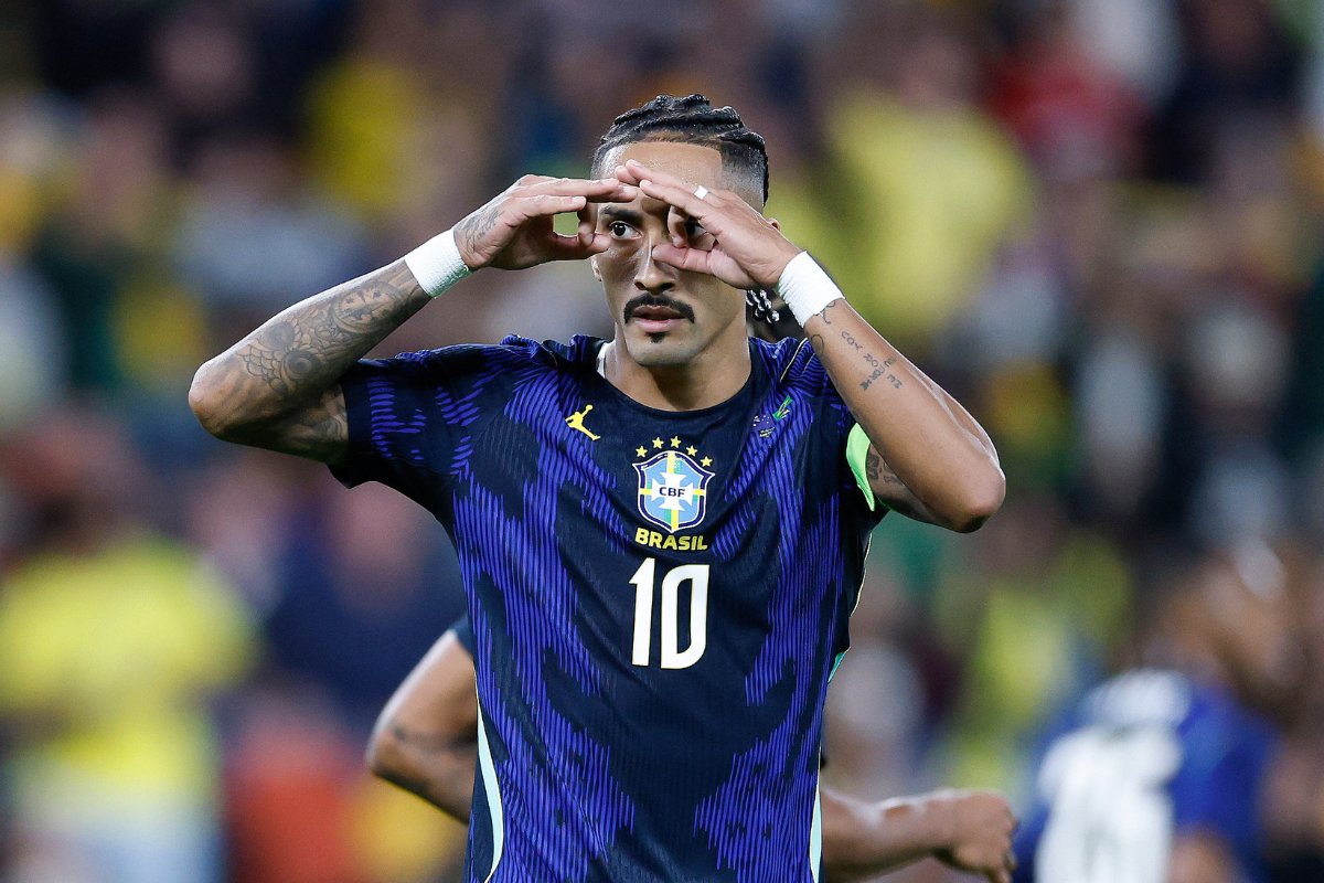Raphinha é cortado da Seleção após exames apontarem edema na coxa