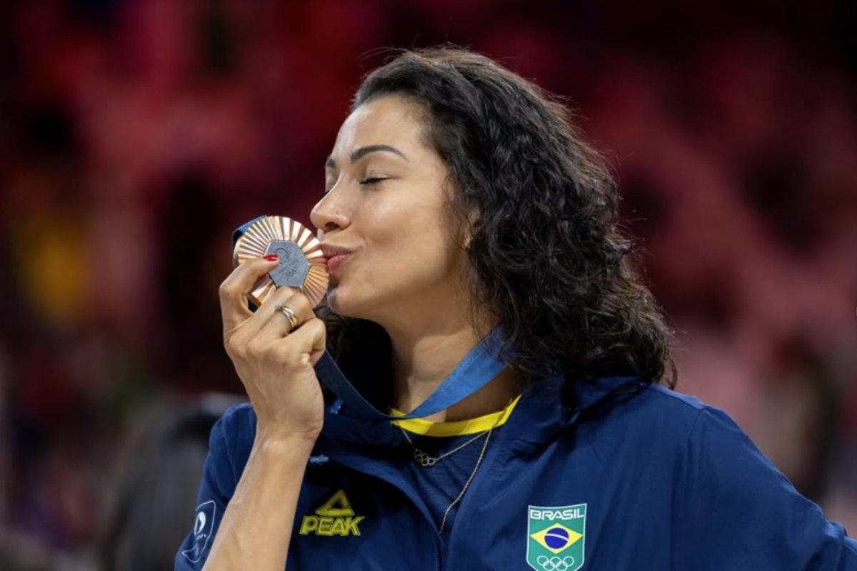Vídeo: Ex-central da Seleção Brasileira revela diagnóstico de câncer e diz estar fora de perigo