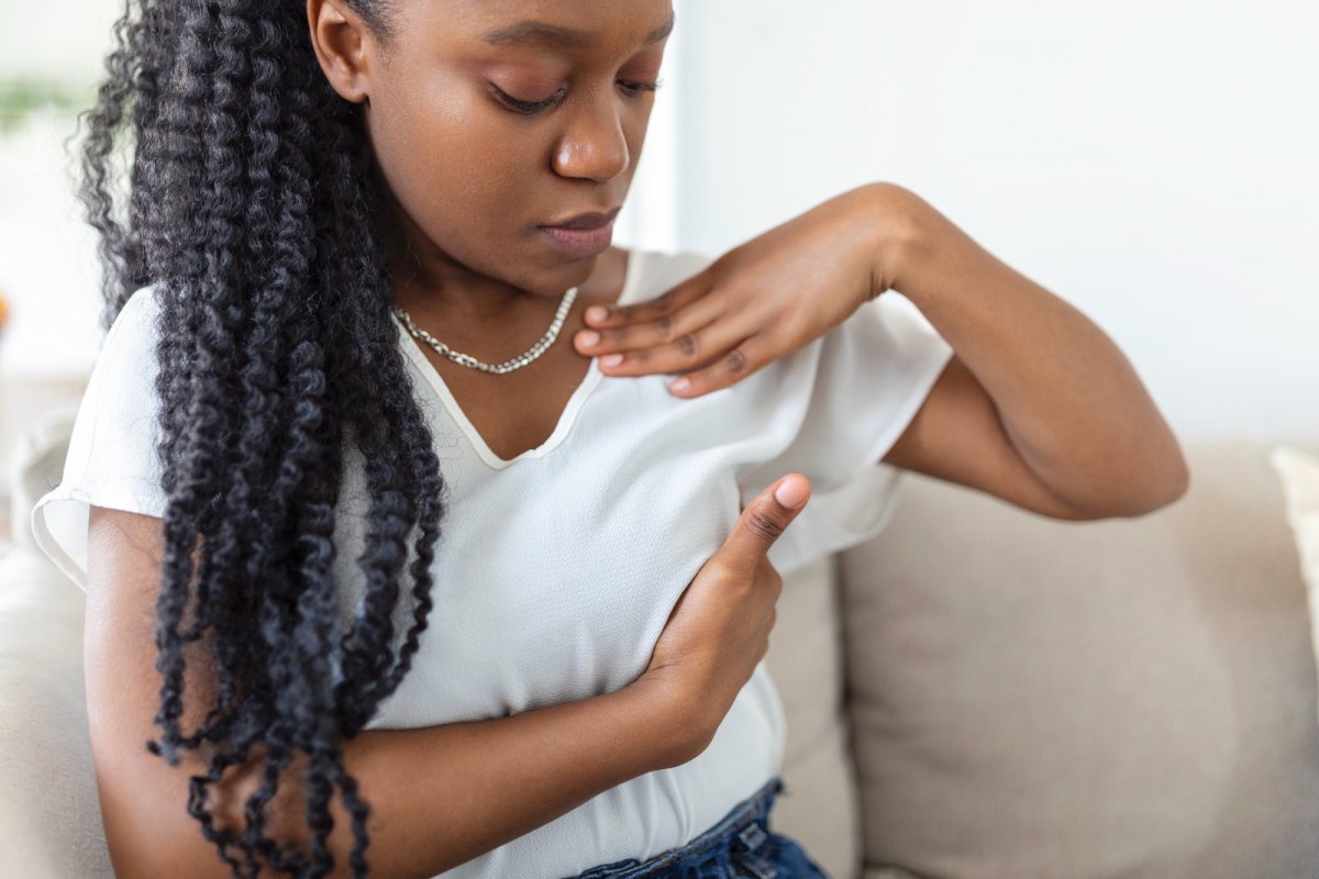 Outubro Rosa: tratamento do câncer de mama exige atenção à saúde das peles negras e mestiças!