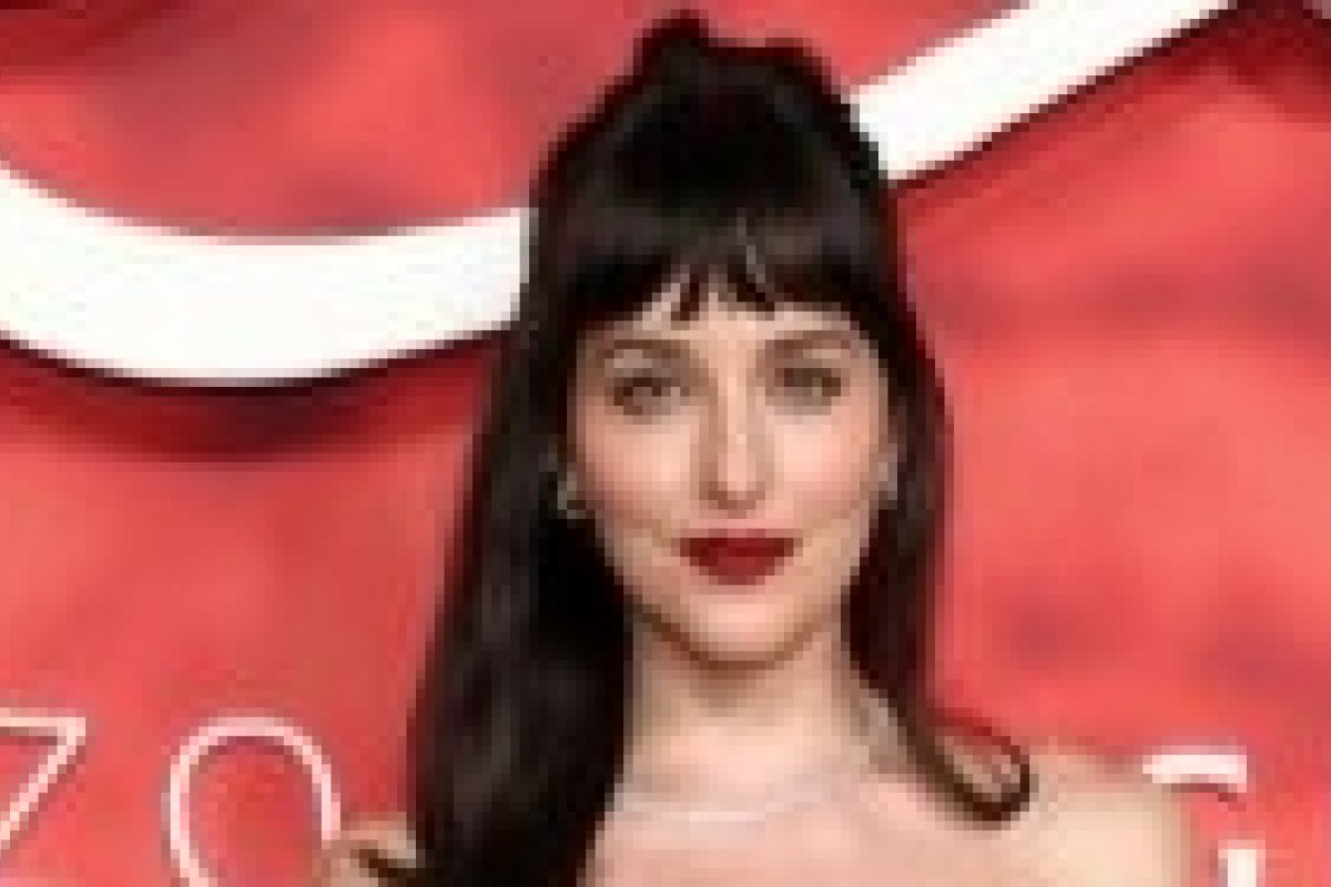 Dakota Johnson veste Calvin Klein Collection na première de “Verity” em Nova York! 