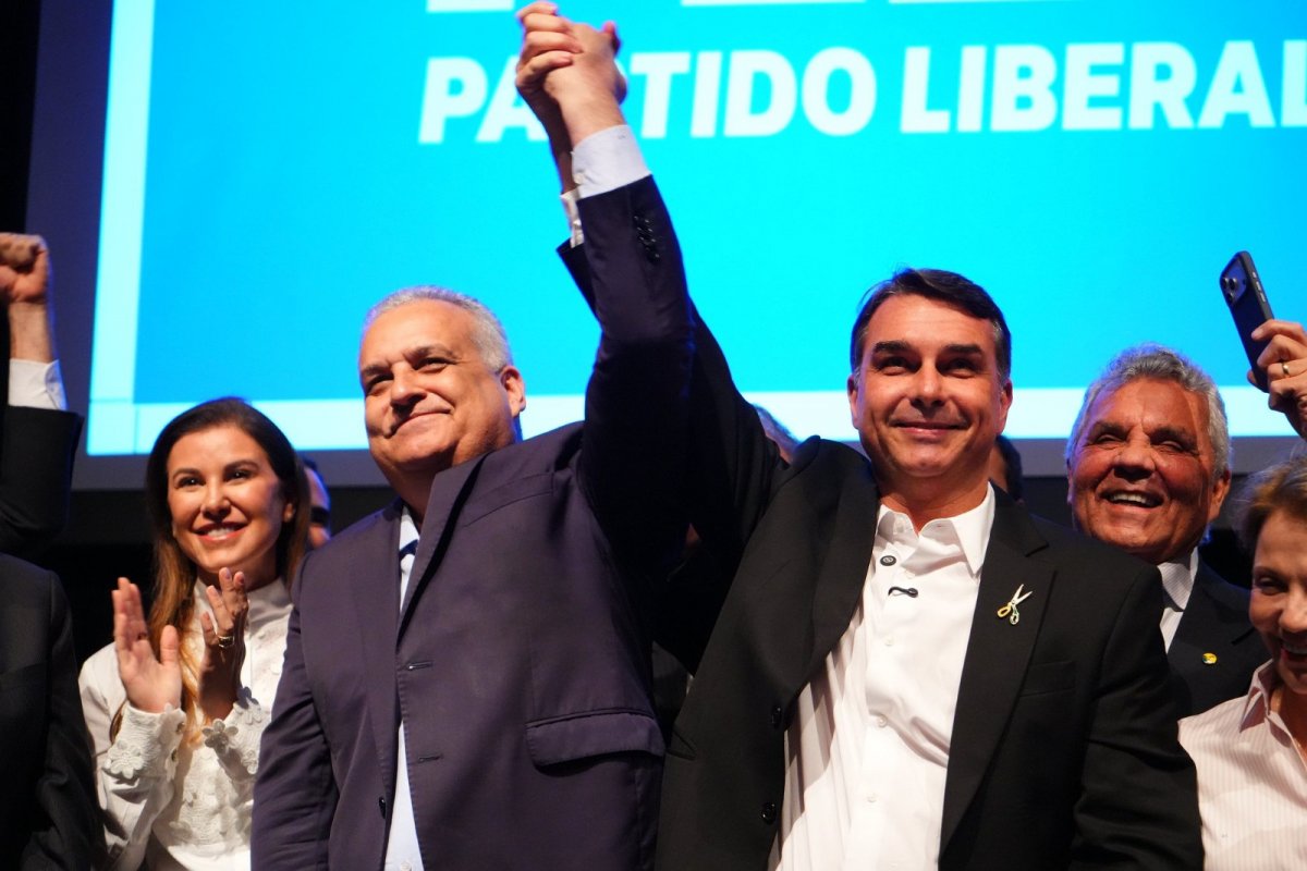 Vice de Flávio Bolsonaro faz carreata em Salvador na véspera da eleição