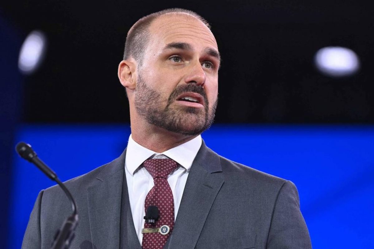 Eduardo Bolsonaro ameaça retaliar diplomatas que 'sabotaram' governo de seu pai caso Flávio seja eleito