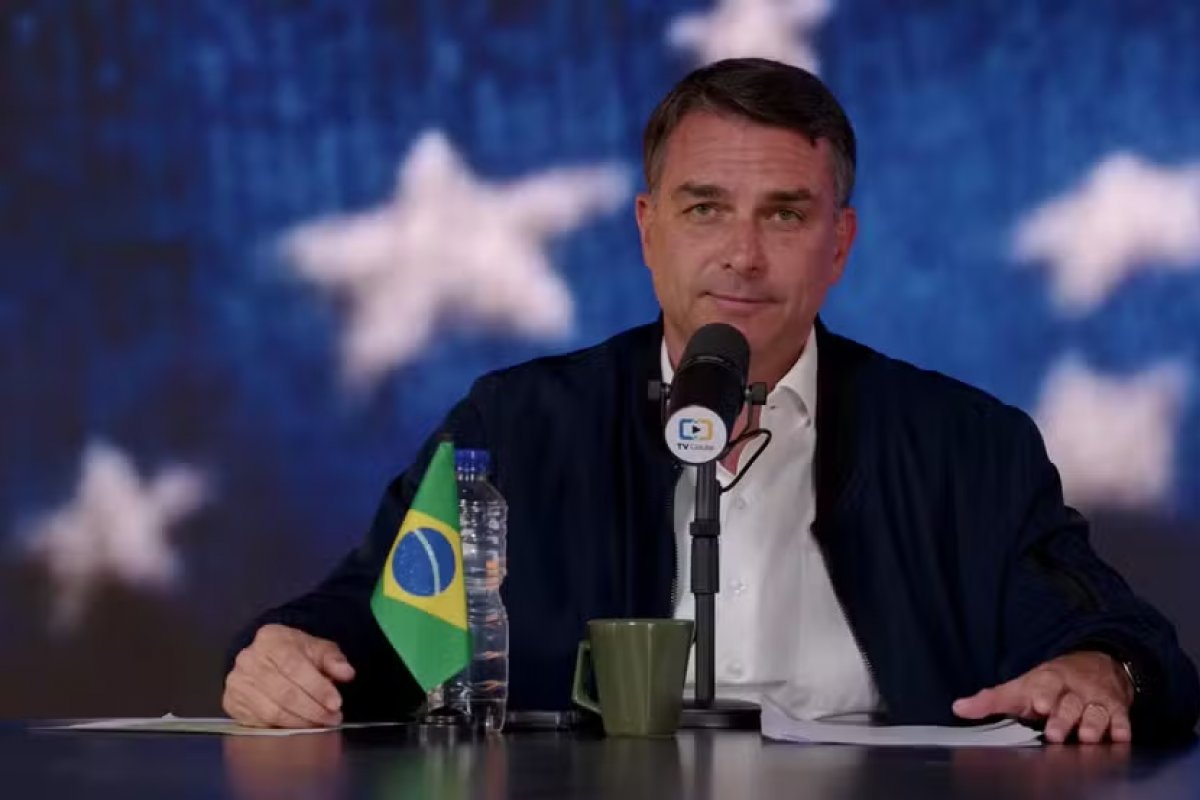 Após negativa de Lula, Flávio Bolsonaro confirma participação no debate da Globo