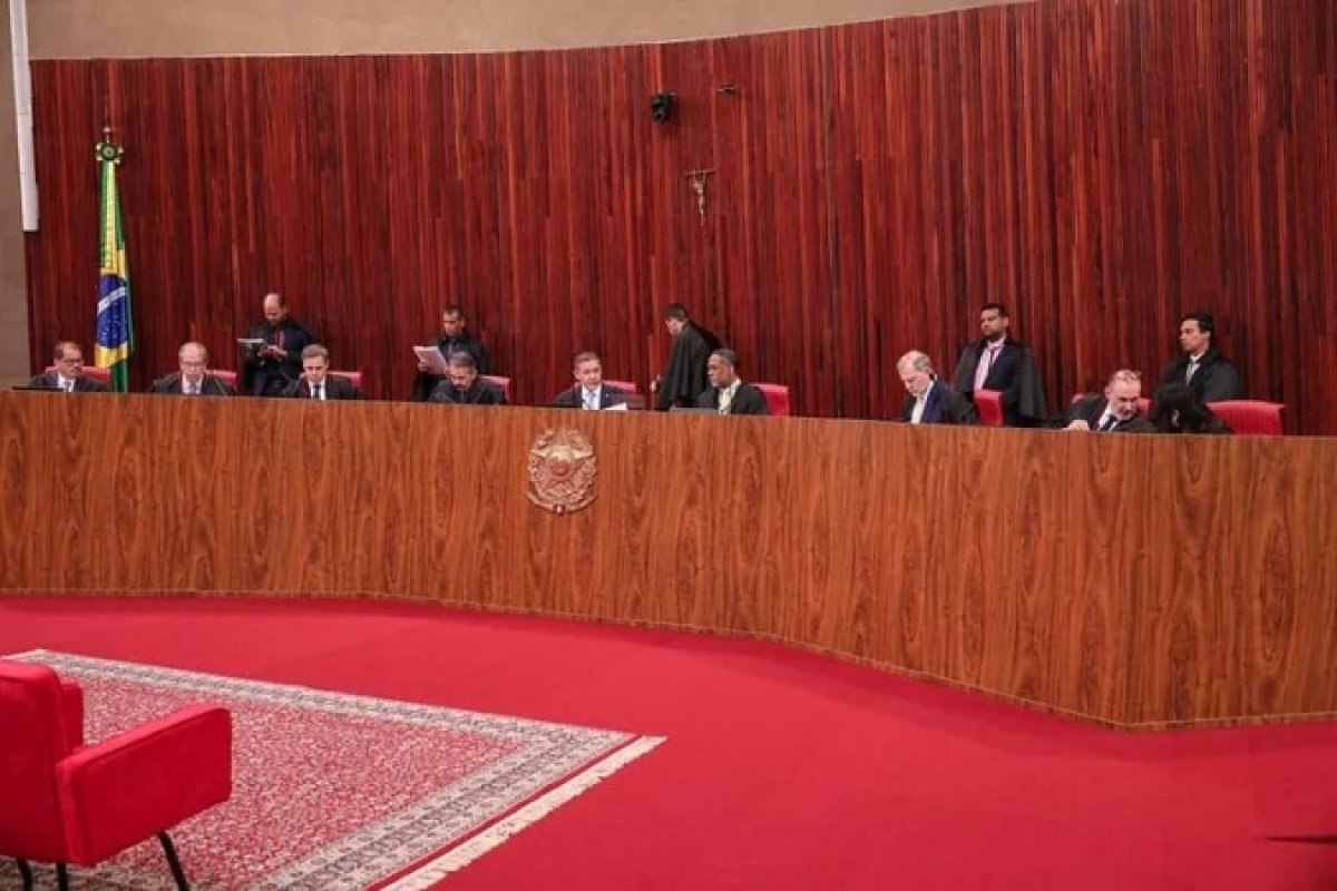 TSE tem 3 votos a 2 para manter derrubada de notícia falsa sobre Flávio Bolsonaro e Nossa Senhora