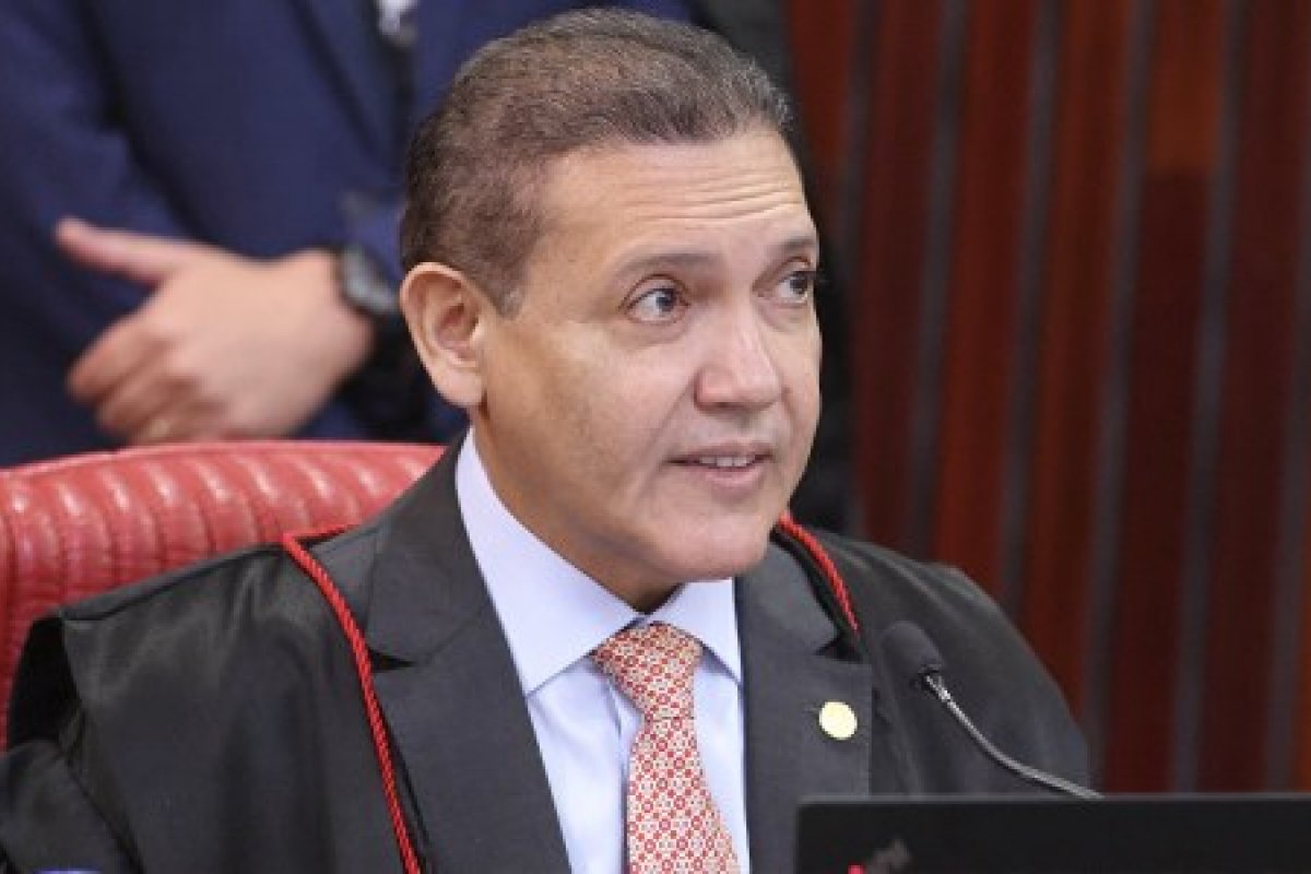 TSE tem maioria para derrubar notícias falsas sobre Nossa Senhora e Flávio Bolsonaro