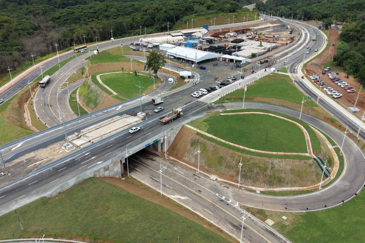 Trânsito na Estrada do Derba sofre alteração devido a obras do VLT; veja como fica