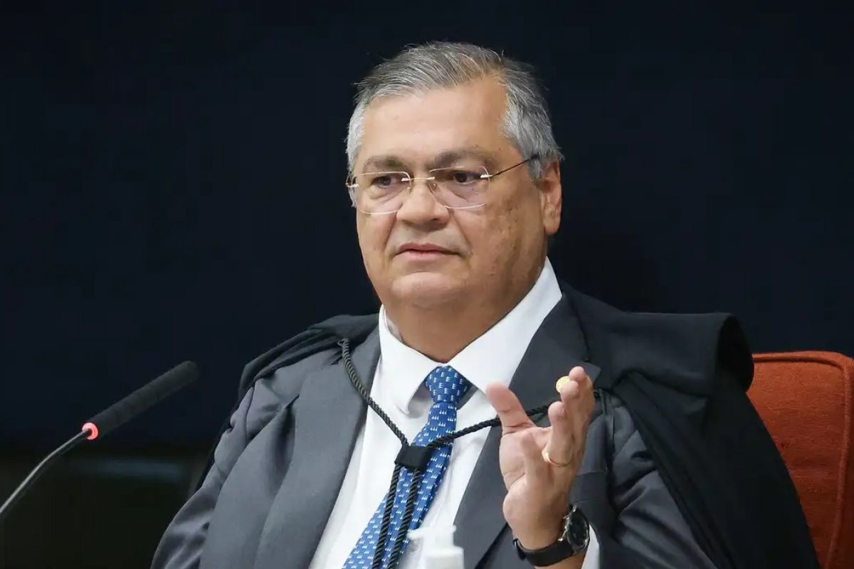 Fachin nega pedido para afastar Dino de ações sobre Flávio Bolsonaro