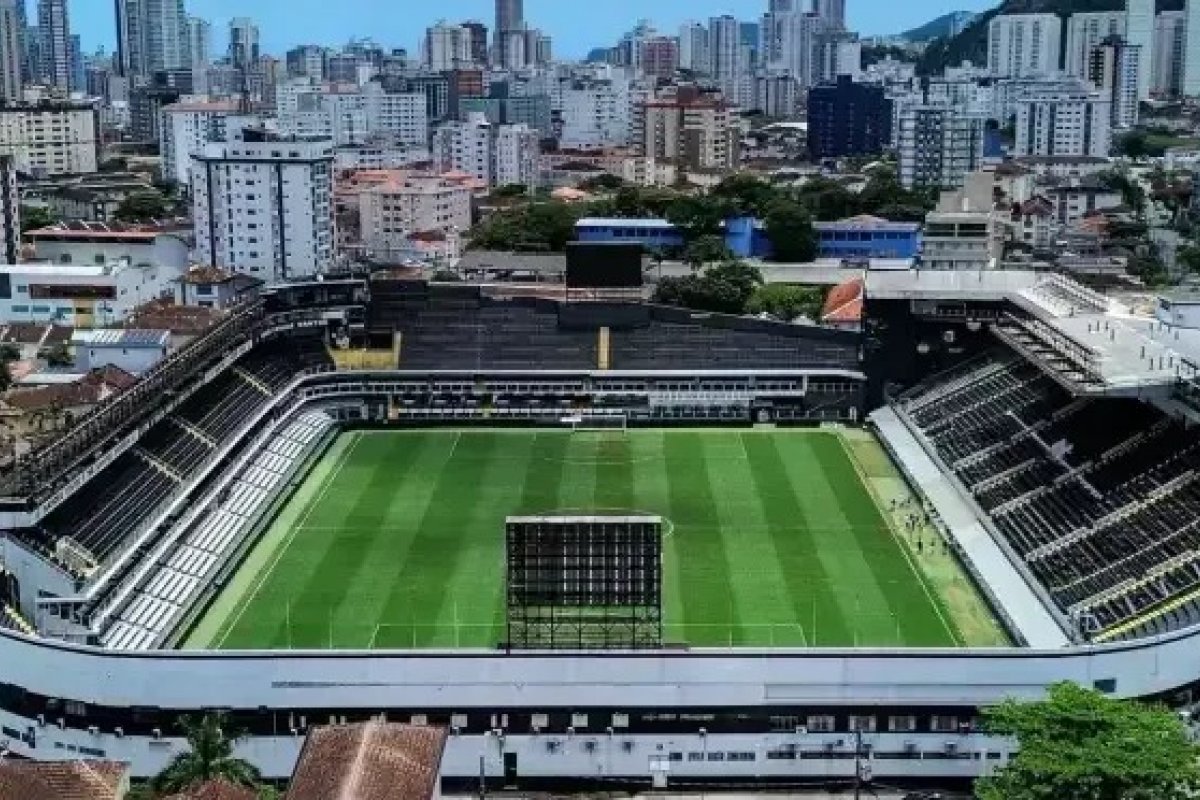 Criticado por Neymar, gramado da Vila está fora do prazo de validade