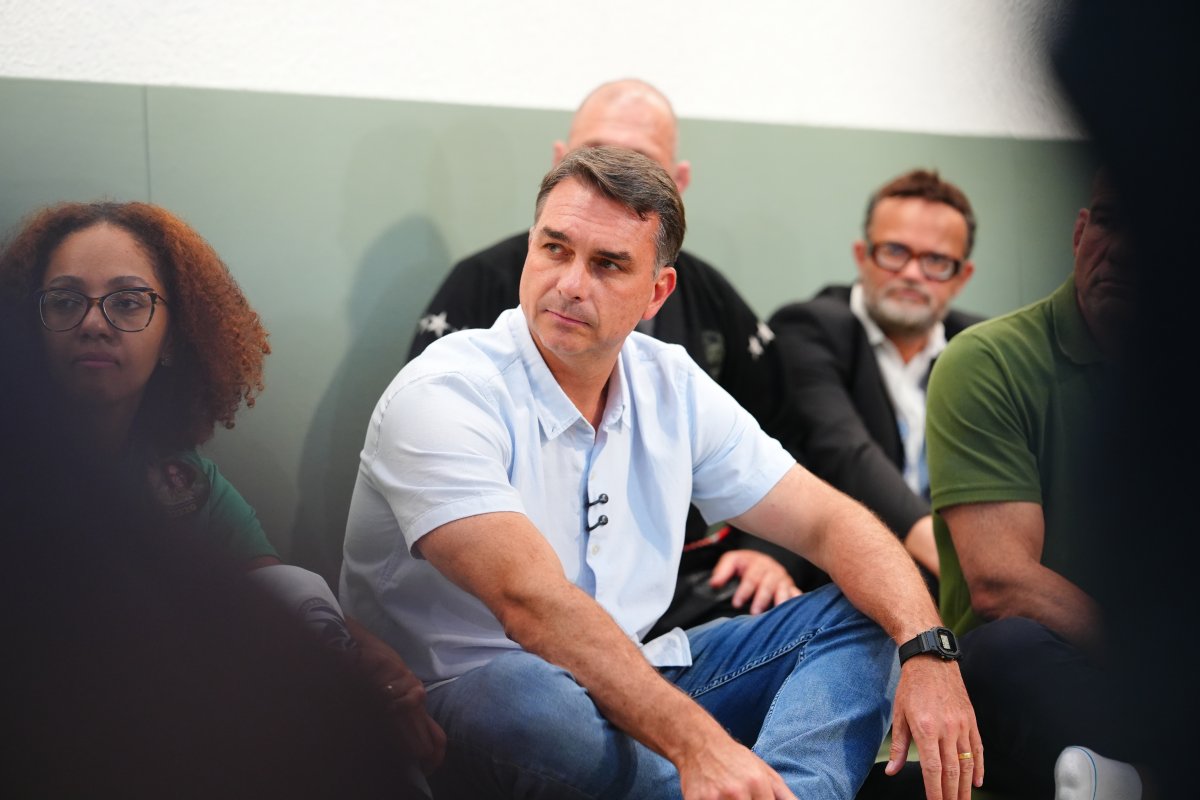 Flávio Bolsonaro desiste de debate da Globo