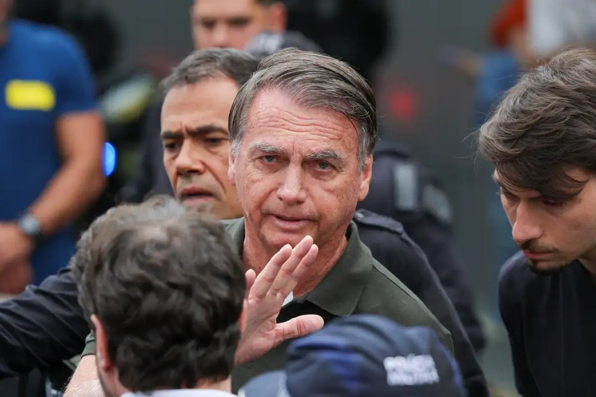 Tornozeleira eletrônica de Bolsonaro é trocada durante prisão domiciliar