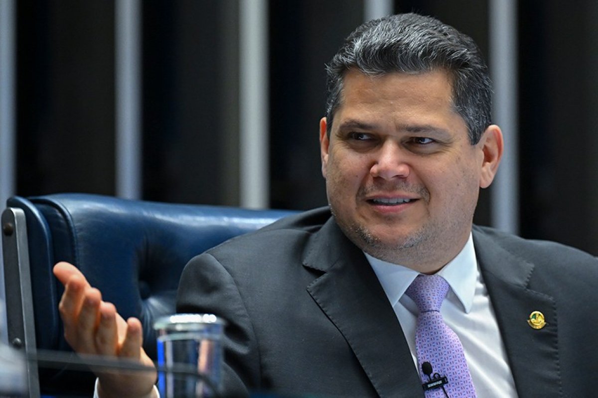 Alcolumbre leva PEC do fim da escala 6x1 ao plenário do Senado na terça-feira