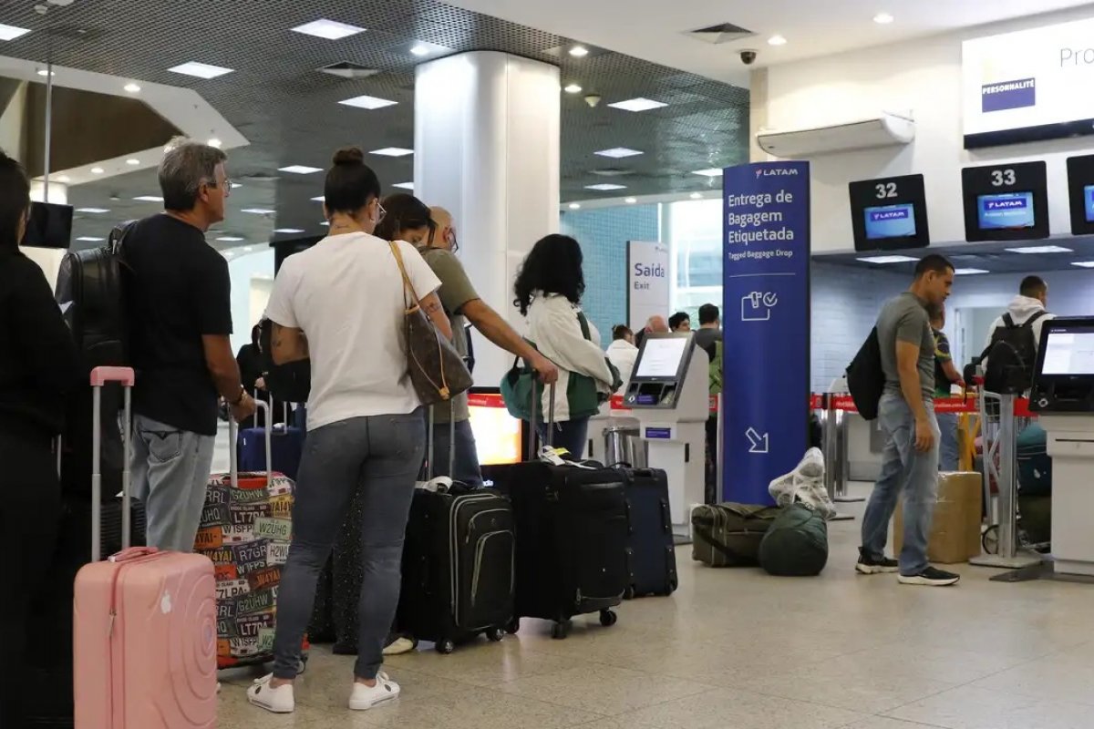Países emitem alertas de segurança para viagem ao Brasil citando eleições