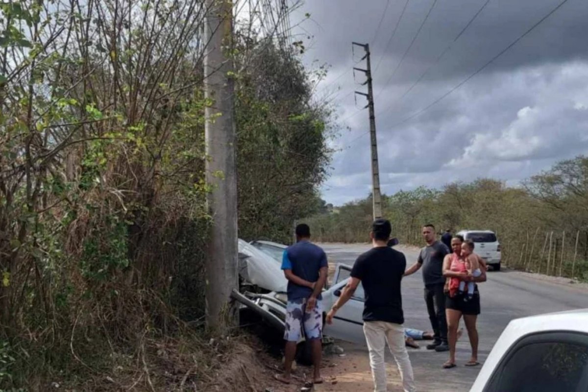 Mulher morre e quatro pessoas ficam feridas após carro bater em poste em Feira de Santana