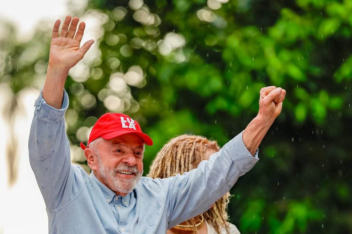 No último ato antes do 1º turno, Lula diz que enfrenta "chefe de quadrilha"