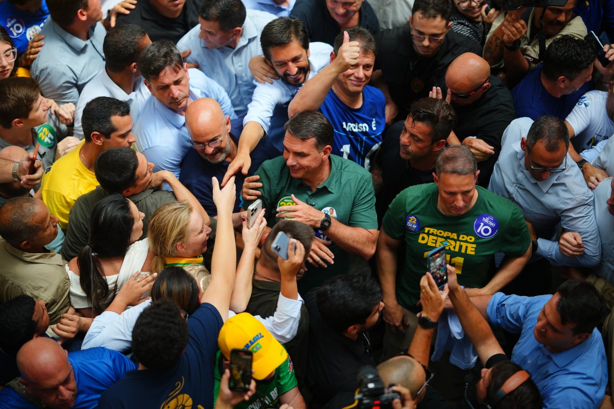 Apoiadores de Flávio levam imagem de Nossa Senhora a ato no interior de SP