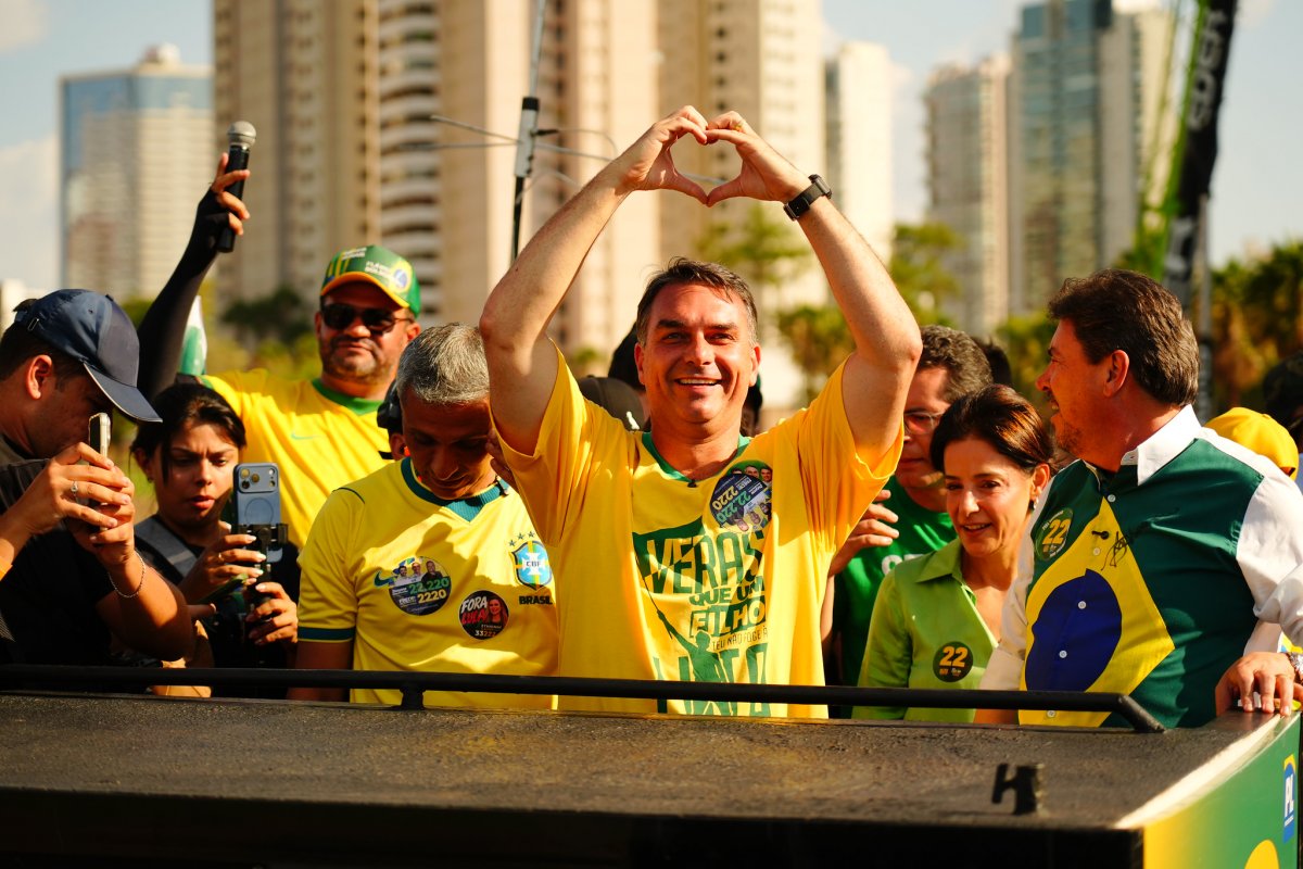 No último dia de campanha, Flávio Bolsonaro diz que governo Lula capturou STF, PF e Congresso