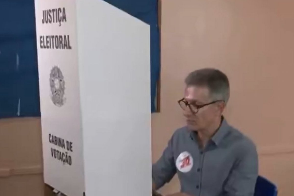 Vídeo: Romeu Zema utiliza celular dentro de cabine de votação mesmo sendo proibido